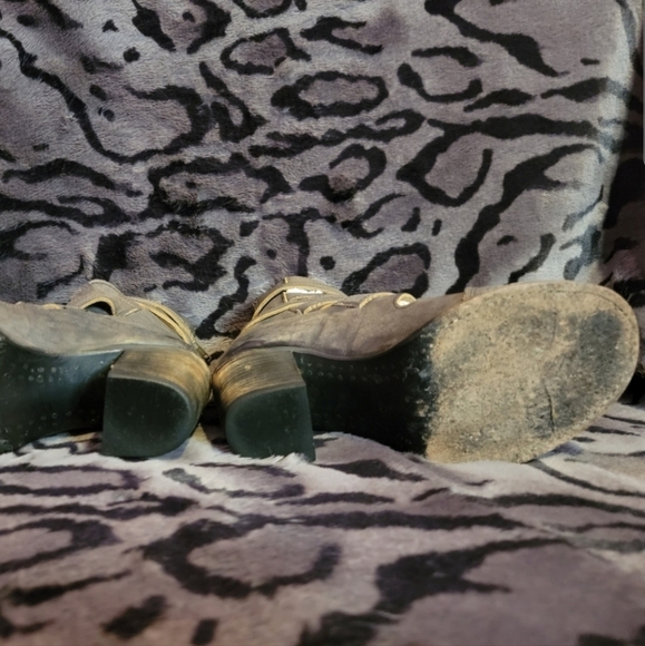 FREEBIRD by Steven distressed strappy sandals - Picture 4 of 4